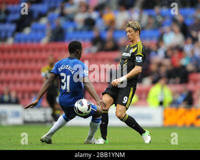 Die Wigan Athletic's Maynor Figueroa (links) und Chelsea's Fernando Torres (rechts) kämpfen um den Ball Stockfoto