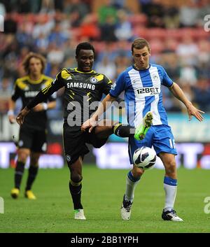 Wigan Athletisches Kampf um den Ball: James McArthur (rechts) und Chelsea Jon Obi Mikel (links) Stockfoto