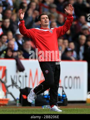 Der neue Manager Nigel Clough Uhren von Sheffield United verpasste im Spiel gegen Crewe Alexandra die Chance auf ein Tor Stockfoto