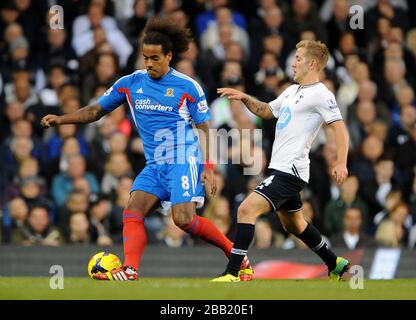 Lewis Holtby (rechts) und Tom Huddlestone (links) von Hull City kämpfen von Tottenham Hotspurs um den Ball. Stockfoto