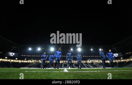 Spieler von Coventry City inspizieren das Spielfeld vor dem Spiel Stockfoto