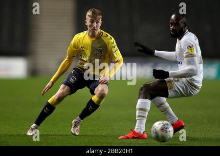 Josh Eccles (links) von Coventry City in Aktion mit Hiram Boateng von Milton Keynes Dons Stockfoto