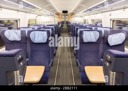 Innenraum eines leeren ICE (Intercity Express) der Deutschen Bahn (DB). Gerader Blick entlang des Gangs/Gangway mit blauen Sitzen auf beiden Seiten. Stockfoto