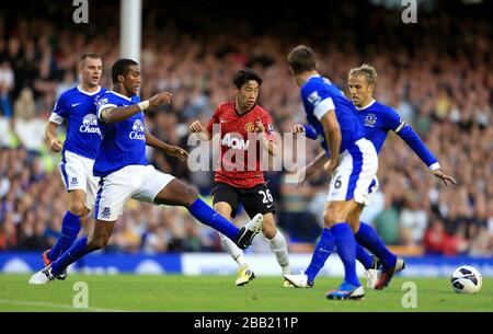 Shinji Kagawa (Center) von Manchester United im Einsatz gegen Evertons Sylvain Distin (links) und Phil Neville (rechts) Stockfoto