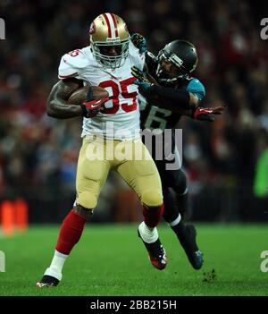 Vernon Davis und Jacksonville Jaguars' Tramaine Brock von San Francisco 49ers Stockfoto