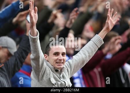 Crystal Palace Fans zeigen ihre Unterstützung auf den Tribünen Stockfoto