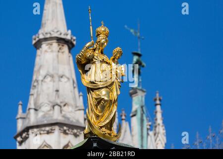 Nahaufnahme der Marienstatue am Marienplatz. Goldfarbene Statue der Heiligen Jungfrau Maria. Errichtet 1638 von Herzog Kurfürst Maximilian Stockfoto