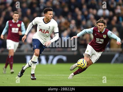 Die DELE Alli von Tottenham Hotspur (links) und Jeff Hendrick von Burnley kämpfen um den Ball Stockfoto