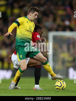 Aaron Wan-Bissaka von Manchester United und Kenny McLean von Norwich City (links) in Aktion Stockfoto