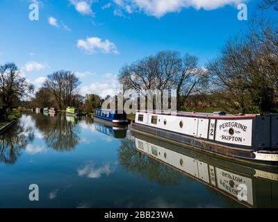 Schöne Winter Morgen Landschaft, Narrowboats auf dem Kennet und Avon Canal, Great Bedwyn, Wiltshire, England, Großbritannien, GB reflektiert. Stockfoto