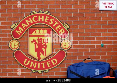 Manchester United Abzeichen an der Wand im Old Trafford Stockfoto