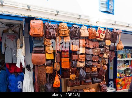 Essaouira, Marokko - 17. November 2019: Ledertaschen in einem Geschäft erhältlich Stockfoto