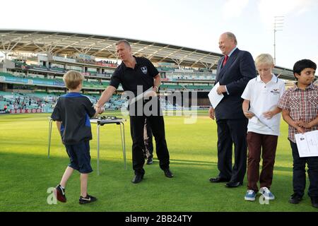 Alec Stewart präsentiert die Auszeichnungen des Pinsent Masons Scholarship während des Intervalls Stockfoto