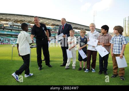 Alec Stewart präsentiert die Auszeichnungen des Pinsent Masons Scholarship während des Intervalls Stockfoto