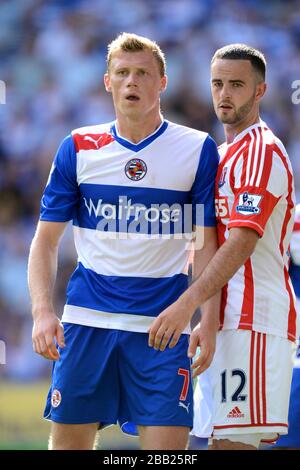 Reading's Pavel Pogrebnyak (l) und Marc Wilson von Stoke City Stockfoto