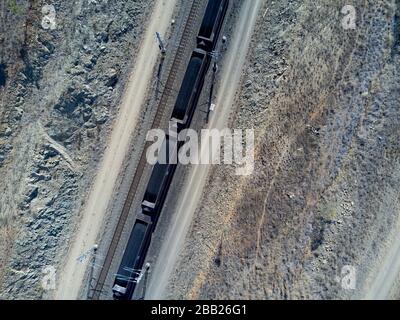 Luftaufnahmen von Kohleexport-Zügen über 120 Waggons und 2 km Länge, die für die Kohleexport-Terminals von Gladstone Central Queensland bestimmt sind Stockfoto