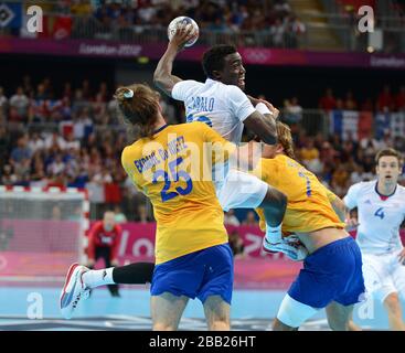 Die Schweden Kim Ekdahl du Reitz und Magnus Jernemyr-Block den französischen Luc Abalo während des Goldmedaillenspiels des Handball-Wettbewerbs der Männer in der Copper Box Handball Arena, London. Stockfoto