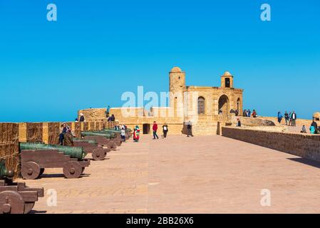 Essaouira, Marokko - 17. November 2019: Kanonen auf der Befestigungsmauer von Skala du Port. Platz für Text kopieren Stockfoto