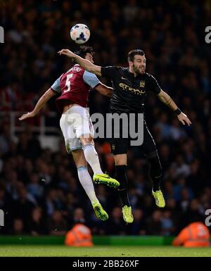 Alvaro Negredo (rechts) und James Tomkins von West Ham United kämpfen in Manchester City um den Ball Stockfoto