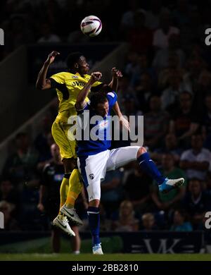 Chesterfields Sam Togwell und Tranmere Rovers Jean-Louis Akpa-Akpro Stockfoto