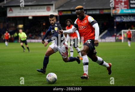 Luton Town's Kazenga LuaLua (rechts) Stockfoto