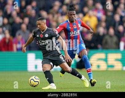 Leicester City kämpfen Youri Tielemans (links) und Wilfried Zaha von Crystal Palace um den Ball Stockfoto