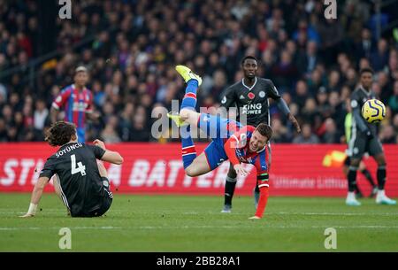 Der Caglar Soyuncu (links) von Leicester City fordert James McCarthy von Crystal Palace heraus Stockfoto