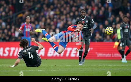 Der Caglar Soyuncu (links) von Leicester City fordert James McCarthy von Crystal Palace heraus Stockfoto