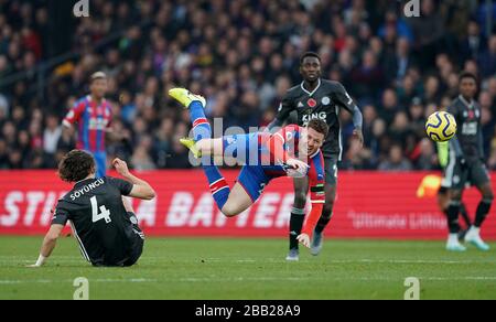 Der Caglar Soyuncu (links) von Leicester City fordert James McCarthy von Crystal Palace heraus Stockfoto