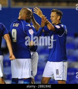 Peter Lovenkrands (rechts) von Birmingham City feiert mit Marlon King sein Tor gegen Barnett. Stockfoto