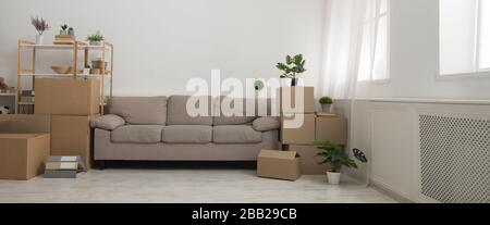 Innenbereich vor der Reparatur, Sofa, Kleidung in Boxen Stockfoto