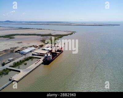 Massengutfrachter Schiff Entladen von Fracht in Port Alma Queensland Australien Stockfoto