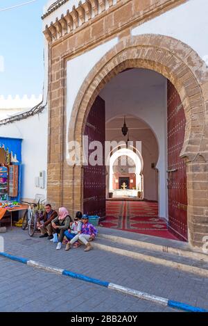 Essaouira, Marokko - 17. November 2019: Eingang zum Gebäude. Vertikal Stockfoto