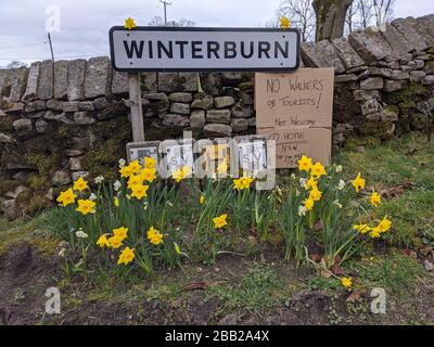 Selbstgemeißeltes Schild, das von Dorfbewohnern von Winterburn im Yorkshire Dales National Park, Yorkshire Dales als Antwort auf die Befürchtungen des Coronavirus Covid-19 gemacht wurde. Stockfoto