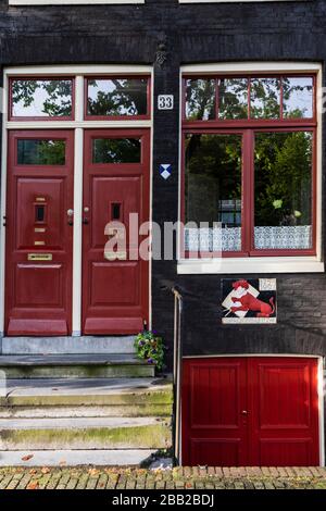 Vorderansicht eines typischen holländischen Kanalhauses in Amsterdam, Niederlande. Stockfoto