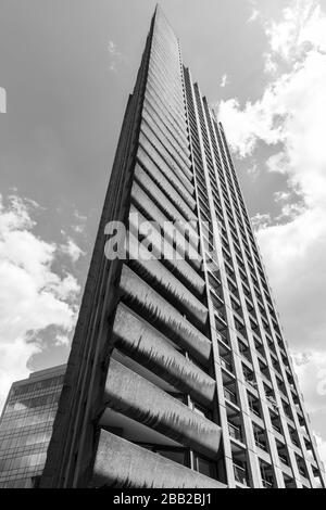 Blick von unten auf den Cromwell Tower im Barbican Estate in London, Großbritannien. Stockfoto