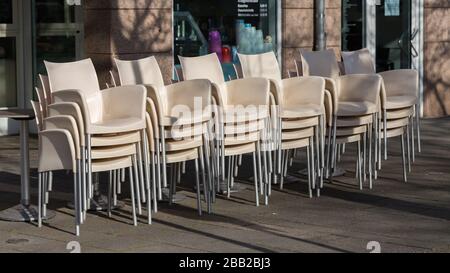 Gestapelte Stühle vor einem Restaurant in Starnberg. Aufgrund der Einschränkungen im Zusammenhang mit dem Coronavirus (Covid-19) sind viele Restaurants geschlossen. Stockfoto