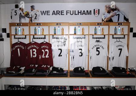 Allgemeiner Blick auf die Hemden des Fulham-Spielers in der Umkleidekabine Stockfoto