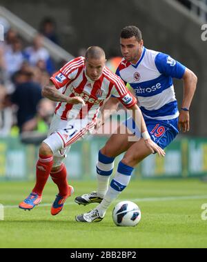 Reading's Hal Robson-Kanu (rechts) und Stoke City's Michael Kightly (links) Stockfoto