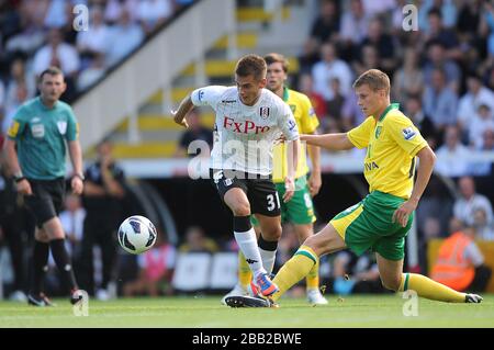 Ryan Bennett (rechts) von Norwich City und Fulhams Alex Kacaniklic (links) kämpfen um den Ball Stockfoto