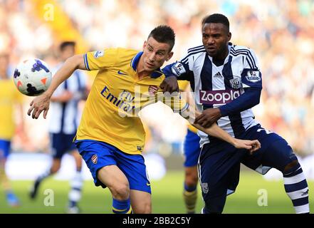 Arsenals Laurent Koscielny (links) und West Bromwich Albions Stephane Sessegnon kämpfen um den Ball Stockfoto