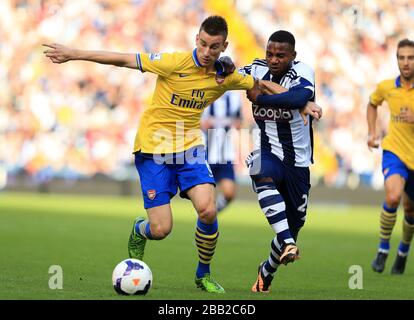 Arsenals Laurent Koscielny (links) und West Bromwich Albions Stephane Sessegnon kämpfen um den Ball Stockfoto