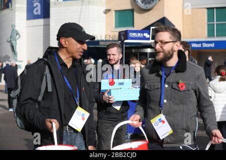 Mohn-Verkäufer an der Stamford Bridge vor dem Premier League-Spiel Chelsea gegen Crystal Palace in London. Stockfoto