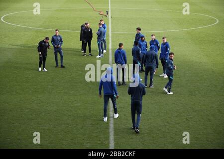 Spieler von Coventry City inspizieren das Spielfeld, während sie im JobServe Community Stadium vor dem Spiel der Sky Bet League One gegen Colchester United ankommen. Stockfoto