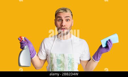 Mann mit Spray und Serviette spreizt seine Hände Stockfoto