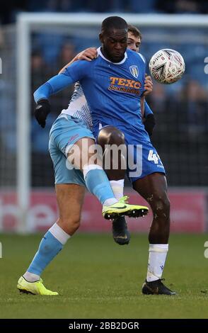 Michael Rose von Coventry City fordert Frank Nouble von Colchester United während des Spiels der Sky Bet League One im JobServe Community Stadium, Colchester, Essex heraus. Stockfoto