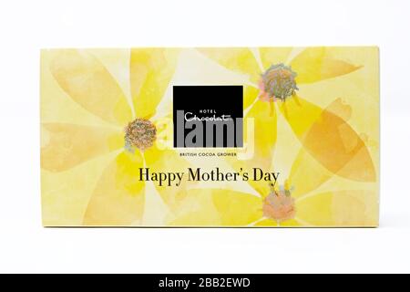 Happy Mother's Day Hotel Chocolat luxuriöse, handgefertigte Pralinen auf weißem Hintergrund Stockfoto
