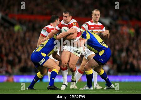 Ben Flower von Wigan Warriors wird in Angriff genommen Stockfoto