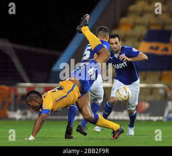 Der Calvin Andrew von Mansfield Town nimmt einen Tumble, nachdem er von den Chesterfields Sam Morsy (hinten) und Sam Hird (rechts) in Angriff genommen wurde. Stockfoto