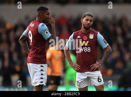 Wesley von Aston Villa (links) und Teamkollege Douglas Luiz erscheinen während des Spiels niedergeschlagen Stockfoto